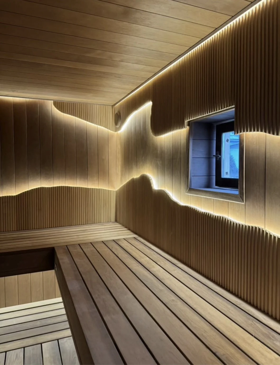 Concealed lighting tracing smooth and finely ribbed wood panels
